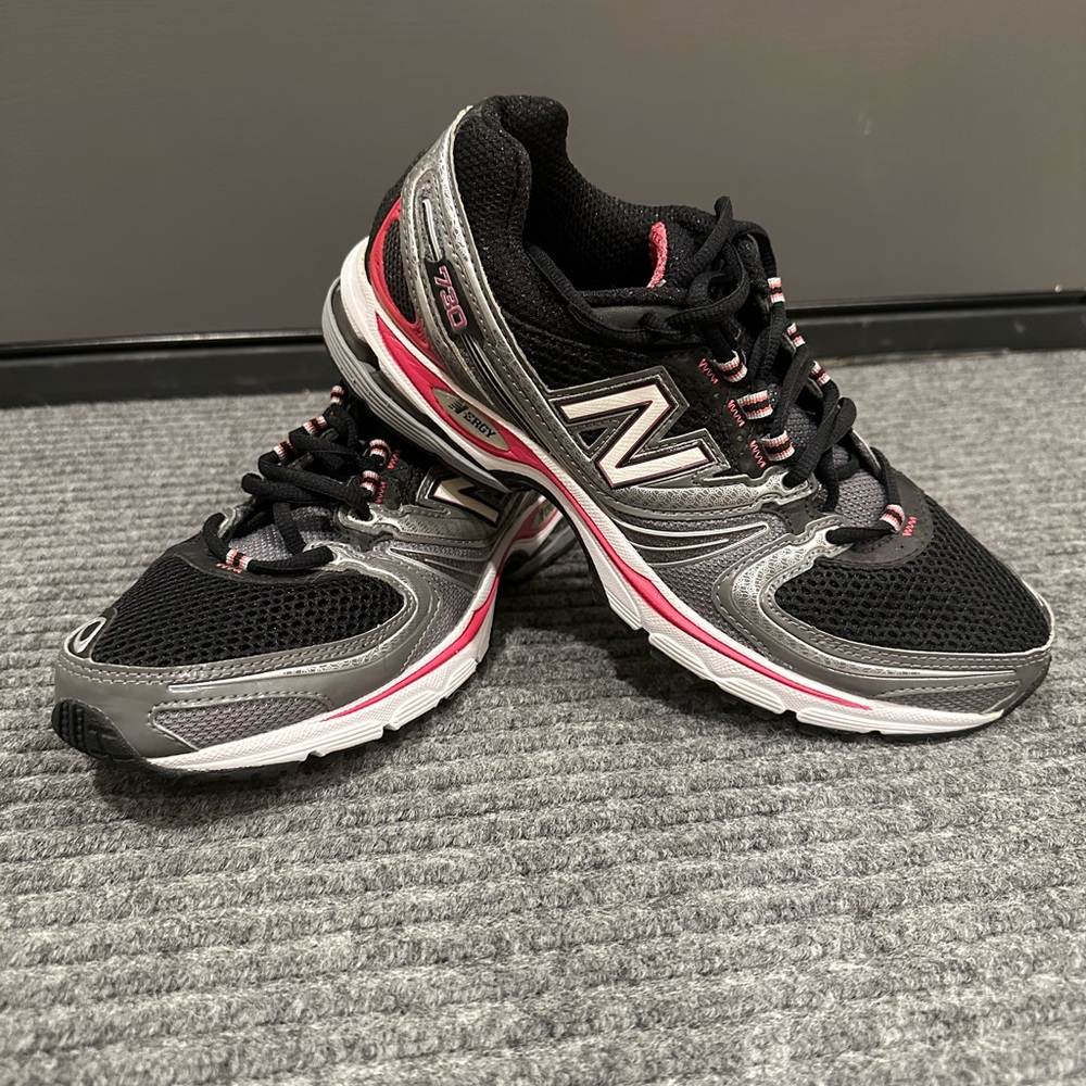 New Balance Women's Black, Gray & Pink Athletic Running Shoes size 9.5 sneaker